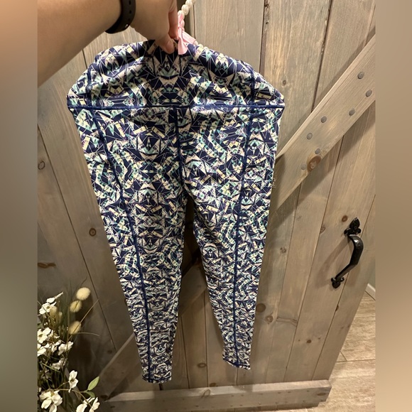 Victoria’s Secret VSX SPORT leggings - Picture 2 of 3